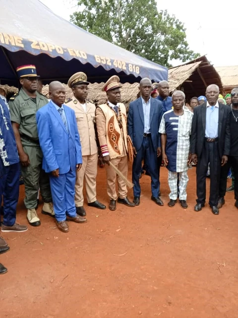 Le Sous-Préfet, Le chef de village et les Notables