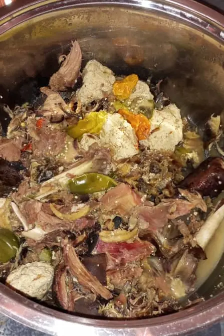 Pistache, viande fumée, aubergine pour le mbol